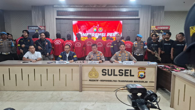 Polda Sulsel merilis kasus pembakaran gedung kantor DPRD Sulsel dan Makassar, Kamis (4/9/2025). Foto: Dok kumparan