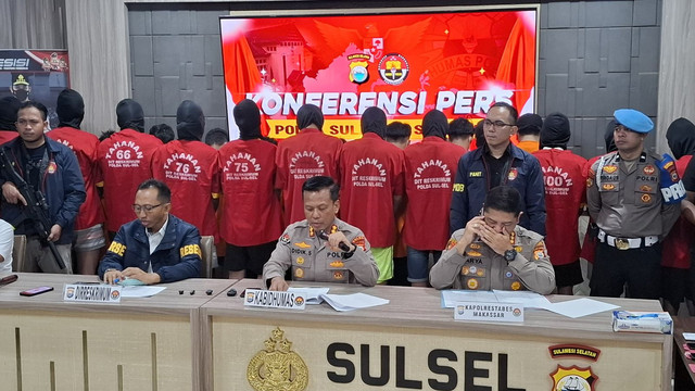 Polda Sulsel merilis kasus pembakaran gedung kantor DPRD Sulsel dan Makassar, Kamis (4/9/2025). Foto: Dok kumparan