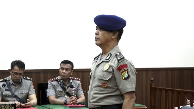 Bripka Rohmad, anggota Brimob Polda Metro Jaya pelindas Affan Kurniawan saat mendengarkan putusan sidang etik di TNCC Polri, Kamis (4/9/2025). Foto:  Polri TV