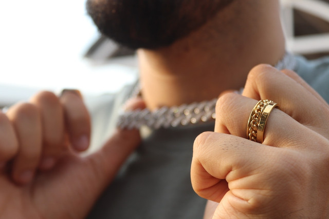 Ilustrasi pria menggunakan perhiasan. Foto: ZaibsG/Shutterstock