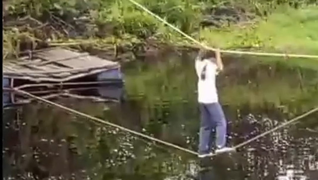 Siswa di Mempawah terekam sedang menyeberangi sungai pakai tali. Foto: Dok. Istimewa