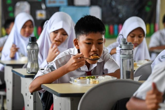 Siswa menyantap makanan bergizi gratis saat pelaksanaan Program Makan Bergizi Gratis (MBG) | Foto: Nova Wahyudi/ANTARA FOTO