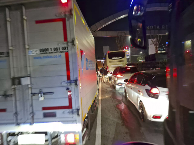 Kemacetan parah terjadi dari Gerbang Tol Bekasi Timur dan terjadi hampir di semua titik yang mengarah ke Gerbang Tol Bekasi Timur, mulai dari arah Bulak Kapal hingga dari arah Universitas Unisma, Kamis (4/9/2025). Foto: Nadia Riso/kumparan