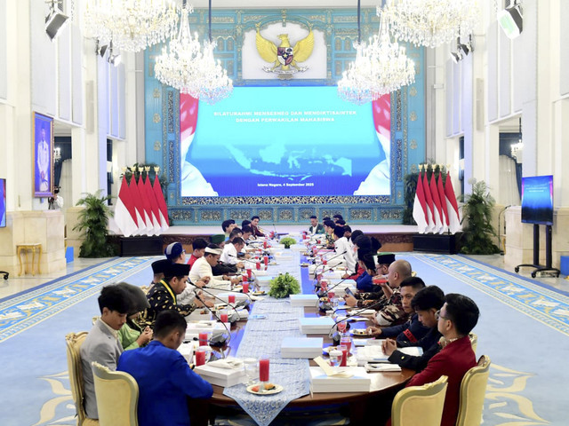 Mensesneg Prasetyo Hadi, Mendikti Saintek Brian Yuliarto, serta Wamen Setneg Juri Ardiantoro menemui sejumlah perwakilan mahasiswa dari berbagai organisasi kemahasiswaan, di Istana Negara Jakarta, pada Kamis (4/9/2025) malam. Foto: Biro Pers Sekretariat Presiden