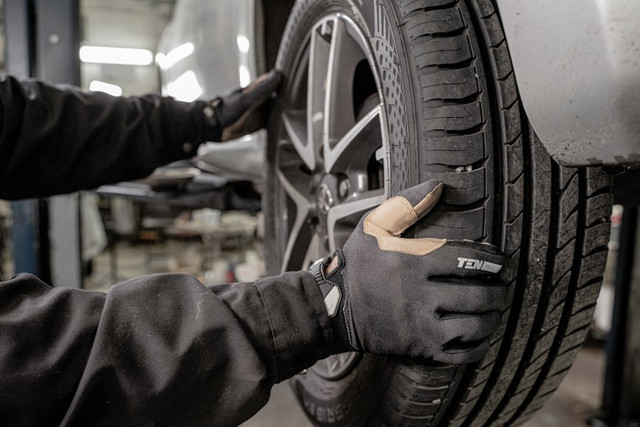 Ilustrasi cara membaca ukura ban motor. Foto: Unsplash/ Jimmy Nilsson Masth