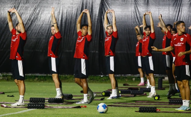 Bek andalan Timnas Indonesia Rizky Ridho (tiga dari kiri) dalam sesi latihan di kompleks stadion Gelora Bung Tomo (GBT) Surabaya. Foto: Dipta Wahyu/Basra