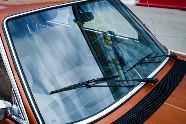 Ilustrasi rekomendasi pembersih kaca mobil berjamur. Foto: Unsplash/Max Tokarev