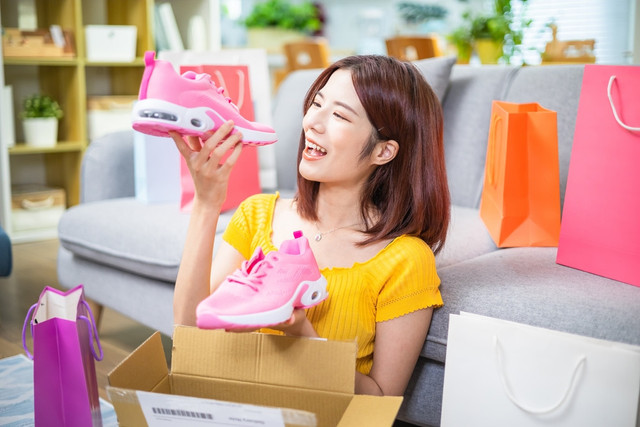 Ilustrasi belanja online di Lazada. Foto: aslysun/Shutterstock