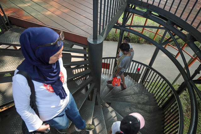 Sejumlah warga memanfaatkan waktu libur panjangnya di Tebet Eco Park, Jakarta, Sabtu (5/9/2025). Foto: Iqbal Firdaus/kumparan