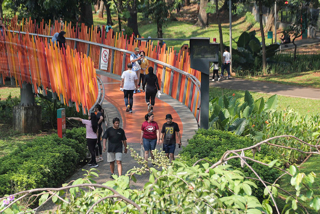 Sejumlah warga memanfaatkan waktu libur panjangnya di Tebet Eco Park, Jakarta, Sabtu (5/9/2025). Foto: Iqbal Firdaus/kumparan