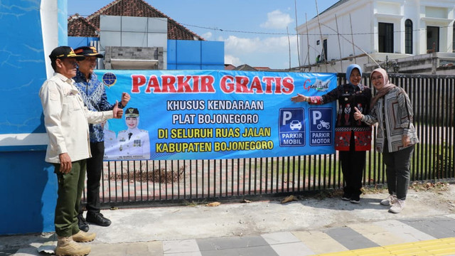 Wabup Bojonegoro, Hj. Nurul Azizah, turut memasang banner bertuliskan informasi publik tentang parkir gratis untuk masyarakat di Bojonegoro, Rabu (03/09/2025 Pemasangan dilakukan di sejumlah ruas jalan protokol. (Aset: Istimewa)