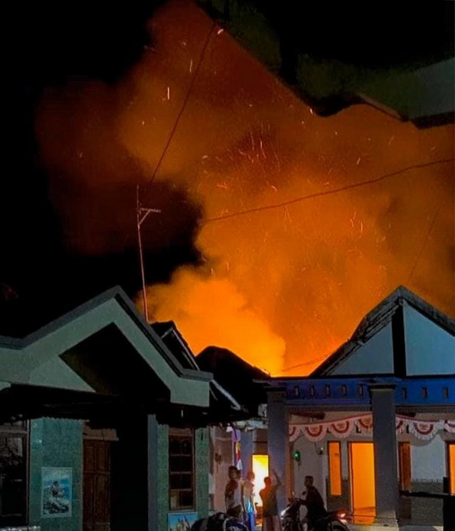Kebakaran rumah Sumari (50), di Dusun Klampisan, Desa Mlinjeng, Kecamatan Sumberrejo, Kabupaten Bojonegoro, Jawa Timur. Jumat pagi (05/09/2025) (Aset: Istimewa).