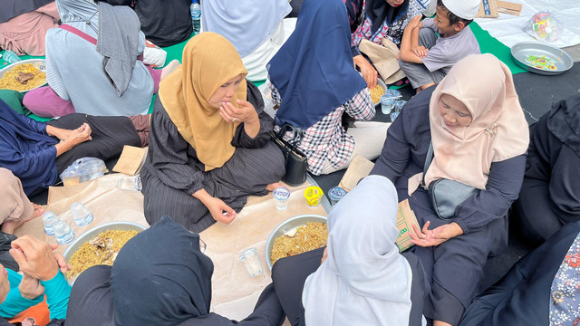 Tradisi santap nasi kebuli bersama saat peringatan Maulid Nabi di Masjid Assaadah, Tanjung Barat, Jakarta Selatan, Jumat (5/9). Foto: Nasywa Athifah/kumparan