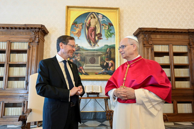 Presiden Israel Isaac Herzog (kiri) berbincang dengan Paus Leo XIV di Vatikan, 4 September 2025. Foto: Vatican Media/Simone Risoluti/Handout via REUTERS
