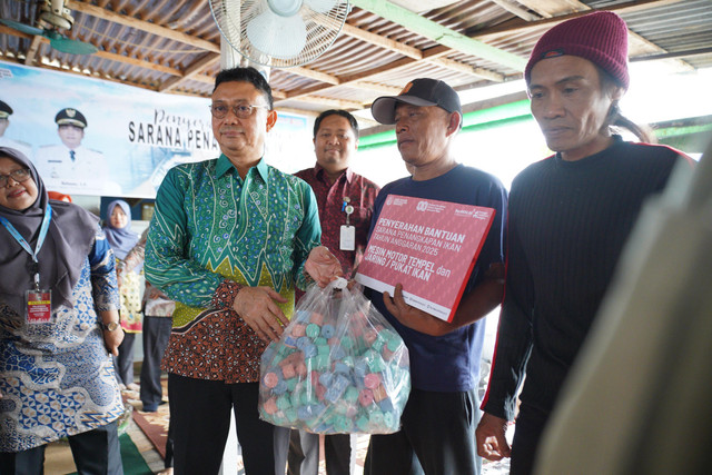 Wali Kota Pontianak Edi Rusdi Kamtono menyerahkan secara simbolis bantuan alat penangkap ikan kepada perwakilan kelompok nelayan di Pontianak Barat. Foto: Dok. Prokopim Pemkot Pontianak