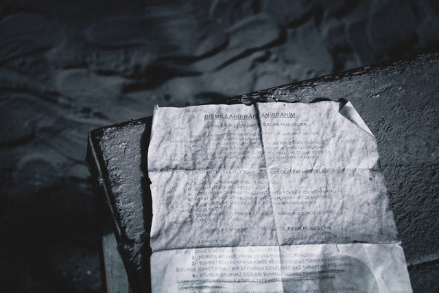 Sinopsis film Sosok Ketiga Lintrik, foto hanya ilustrasi, bukan film sebenarnya: Unsplash/Yusuf Onuk