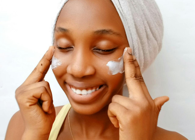 Ilustrasi sunscreen the originote untuk kulit berminyak dan berjerawat - Sumber: pexels.com/@kay-ogudoro