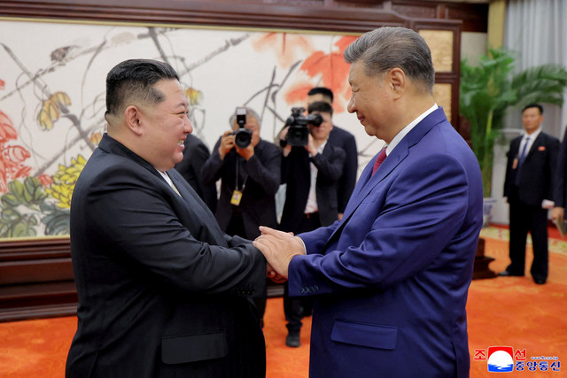 Pemimpin Korea Utara Kim Jong Un dan Presiden Tiongkok Xi Jinping berjabat tangan pada hari pertemuan puncak bilateral mereka di Beijing, China, Kamis (4/9/2025). Foto: KCNA via REUTERS
