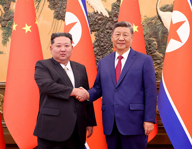 Presiden Tiongkok Xi Jinping dan pemimpin Republik Rakyat Demokratik Korea (DPRK) Kim Jong Un berjabat tangan di Balai Agung Rakyat di Beijing, China, Kamis (4/9/2025). Foto: China Daily via REUTERS