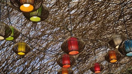 Ilustrasi kafe estetik dengan desain outdoor dilengkapi lampion. Sumber: Shutterstock