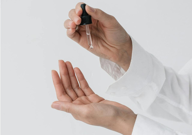 ilustrasi serum implora untuk mencerahkan wajah - foto:pexels/pavel-danilyuk