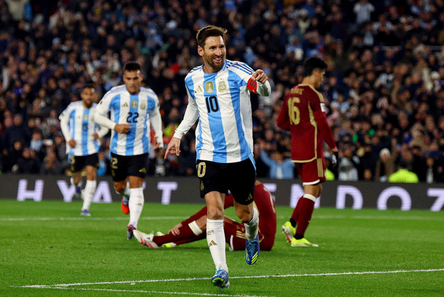 Pesepak bola Argentina Lionel Messi saat kualifikasi Piala Dunia FIFA 2026 zona Amerika Selatan antara Argentina dan Venezuela di Stadion Mas Monumental di Buenos Aires, Kamis (4/9/2025). Foto: RODRIGO VALLE/REUTERS