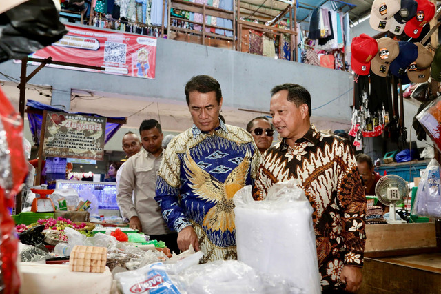 Tinjau Pasar Palimo Palembang, Mendagri dan Mentan pastikan distribusi beras SPHP lancar dan terjangkau. Foto: Dok. Kemendagri
