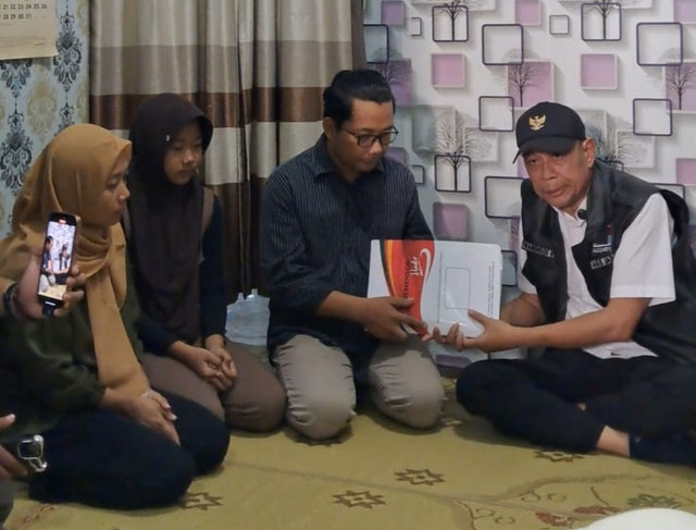 Wamensos RI, Agus Jabo, saat memberikan santunan kepada keluarga Rheza Sendy Pratama. Foto: Dok. Dinsos DIY