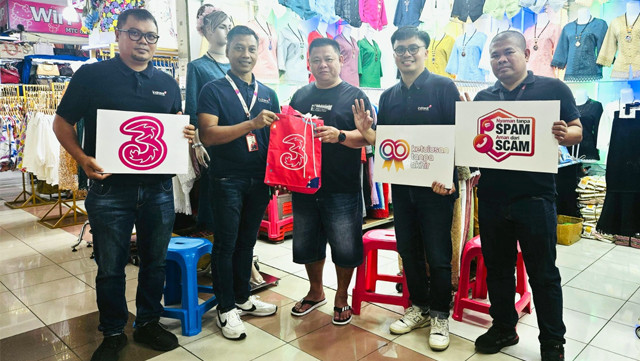 Penyerahan hadiah untuk pelanggan setia Indosat pada momen Hari Pelanggan Nasional 2025. (foto: istimewa)