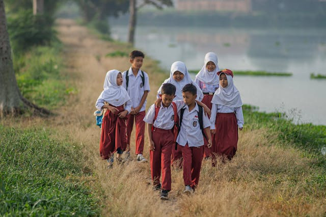Ilustrasi bagaimana cara terbaik untuk membentuk akhlak karimah dalam diri siswa? Sumber: Pexels/ujangubed hidayat
