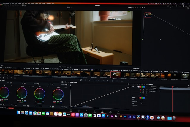 ilustrasi cara membedakan video ai dan asli. sumber: unsplash/alan alves