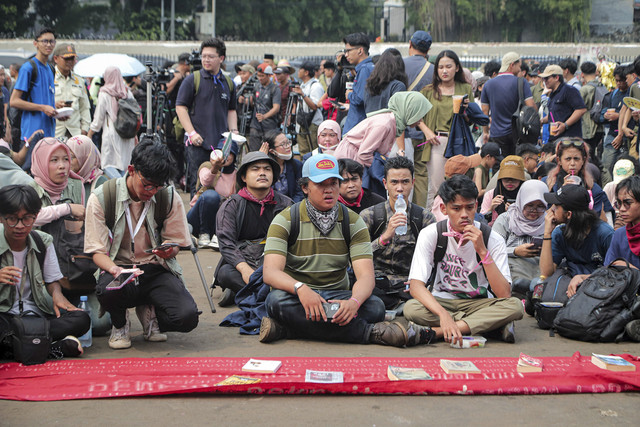Sejumlah mahasiswa dari Universitas Padjajaran (Unpad) menggelar aksi dengan tema piknik di depan Kompleks Parlemen, Senayan, Jakarta, Jumat (5/9/2025). Foto: Iqbal Firdaus/kumparan