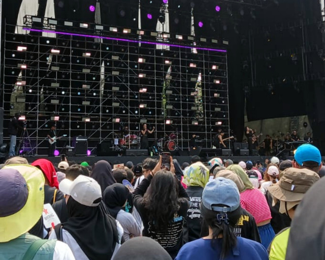 Sal Priadi dan Slank tukar lagu di Pestapora 2025. Foto: Vincentius Mario/kumparan