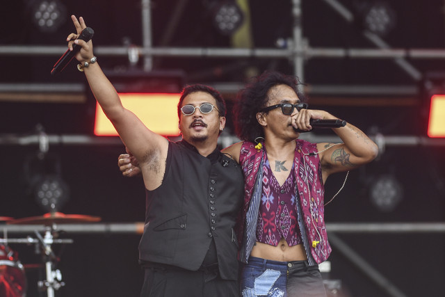 Vokalis grup musik Slank Kaka (kanan) bersama penyanyi Sal Priadi (kiri) tampil menghibur pada festival musik Pestapora di JIExpo Kemayoran, Jakarta, Jumat (5/9/2025). Foto: Asprilla Dwi Adha/ANTARA FOTO