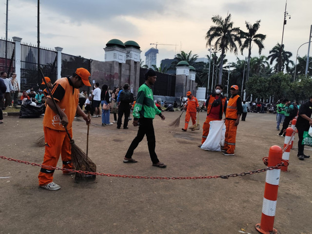 Petugas PPSU mulai membersihkan area gerbang DPR usai ada aksi unjuk rasa pada Jumat (5/9/2025). Foto: Luthfi Humam/kumparan