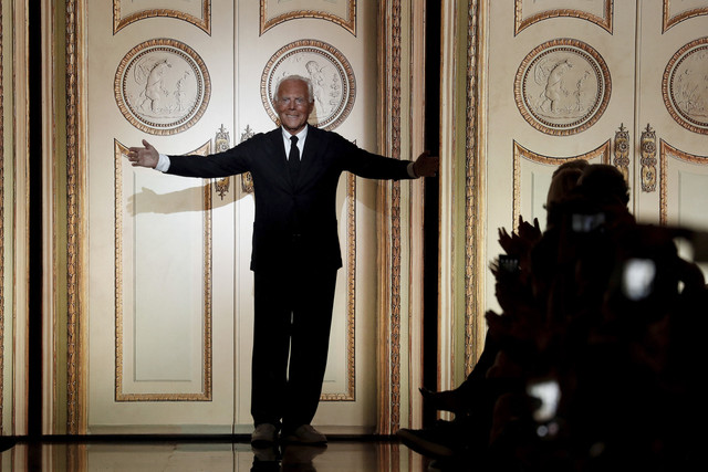 Sosok Giorgio Armani, desainer asal Italia yang dikenal sebagai maestro dunia fashion. Foto: Patrick Kovarik/AFP