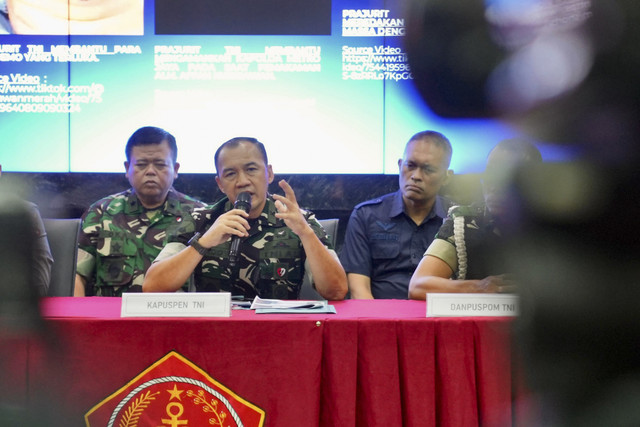 Konferensi Pers Mabes TNI soal kabar hoaks terkait TNI selama demonstrasi berujung gelombang kerusuhan di Indonesia pada Jumat (5/9/2025). Foto: Dok. Puspen TNI