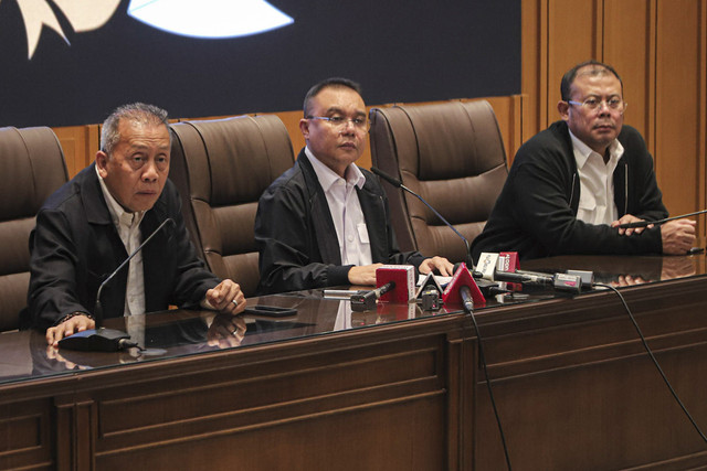 Wakil Ketua Umum DPR RI Sufmi Dasco Ahmad (tengah) menyampaikan paparan bersama Saan Mustopa (kiri) dan Ahmad Syamsurijal saat sesi konferensi pers terkait tanggapan tuntutan rakyat 17+8 di Kompleks Parlemen DPR RI, Jakarta, Jumat (5/9/2025). Foto: Iqbal Firdaus/kumparan
