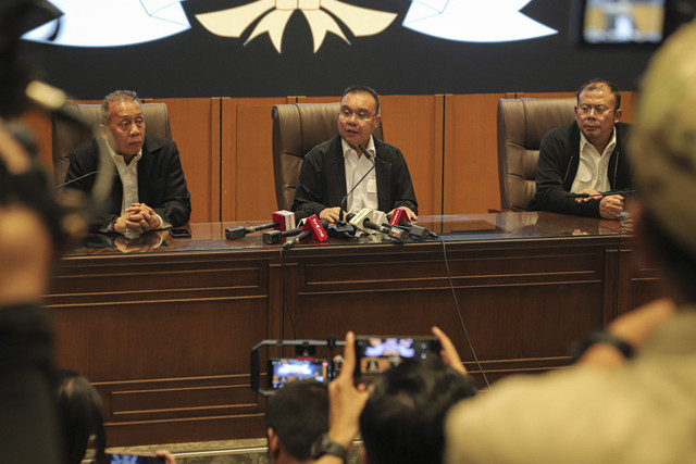 Wakil Ketua Umum DPR RI Sufmi Dasco Ahmad (tengah) menyampaikan paparan bersama Saan Mustopa (kiri) dan Ahmad Syamsurijal saat sesi konferensi pers terkait tanggapan tuntutan rakyat 17+8 di Kompleks Parlemen DPR RI, Jakarta, Jumat (5/9/2025). Foto: Iqbal Firdaus/kumparan