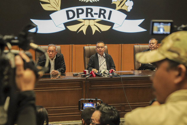 Wakil Ketua Umum DPR RI Sufmi Dasco Ahmad (tengah) menyampaikan paparan bersama Saan Mustopa (kiri) dan Ahmad Syamsurijal saat sesi konferensi pers terkait tanggapan tuntutan rakyat 17+8 di Kompleks Parlemen DPR RI, Jakarta, Jumat (5/9/2025). Foto: Iqbal Firdaus/kumparan