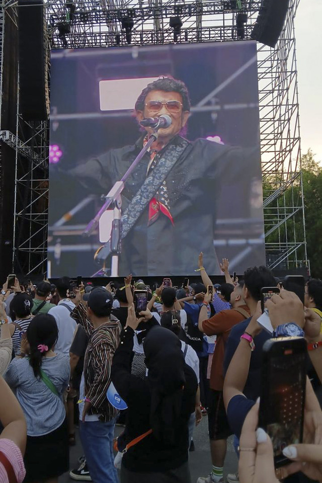 Maliq & D'Essentials kolaborasi dengan Rhoma Irama di Pestapora 2025. Foto: Vincentius Mario/kumparan