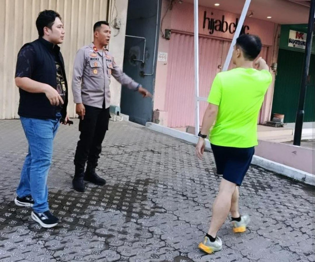 Kapolsek Ilir Barat I, Kompol Ricky Mozam, saat berada di lokasi kejadian. Foto : Istimewa