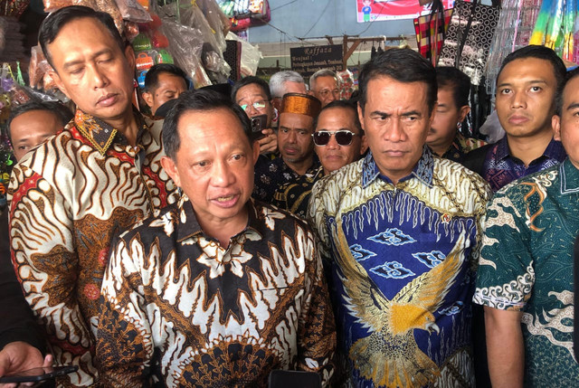 Mentan Amran Sulaiman bersama Mendagri Tito Karnavian saat berada di Pasar Km 5 Palembang, Jumat (5/9/2025). Foto : Abdullah Toriq/Urban Id