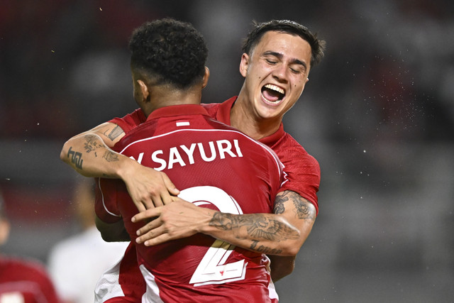 Pesepak bola Timnas Indonesia Eliano Johannes Reijnders (kanan) berselebrasi bersama rekannya Yakob Sayuri (kiri) usai mencetak gol ke gawang Timnas Taiwan dalam FIFA Matchday di Stadion Gelora Bung Tomo, Surabaya, Jawa Timur, Jumat (5/9/2025). Foto: Sigid Kurniawan/ANTARA FOTO