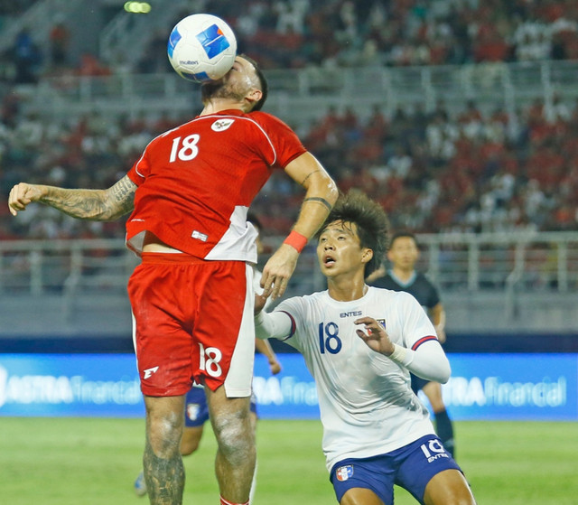 Pemain Timnas Indonesia Marc Klok berebut bola di udara dengan pemain Cina Taipe pada saat pertandingan Fifa Matchday 2025 di Stadion Gelora Bung Tomo Surabaya, Jawa Timur, Jumat (5/9/2025). FOTO-FOTO: DIPTA WAHYU/BASRA