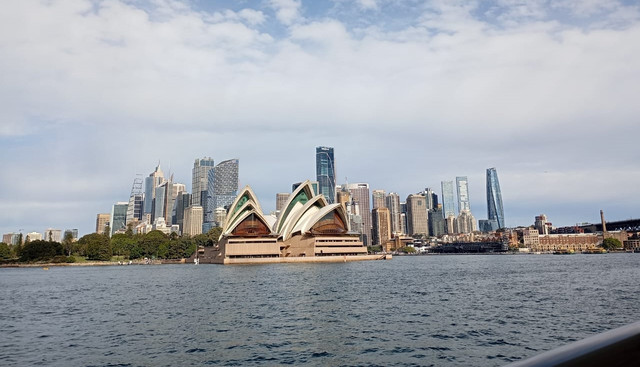 Opera house dilihat dari Manly Ferry. Sumber: dokumentasi pribadi.