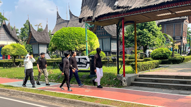 Suasana Taman Mini Indonesia Indah, Jakarta Timur, saat libur panjang Maulid Nabi, Sabtu (6/9). Foto: Nasywa Athifah/kumparan