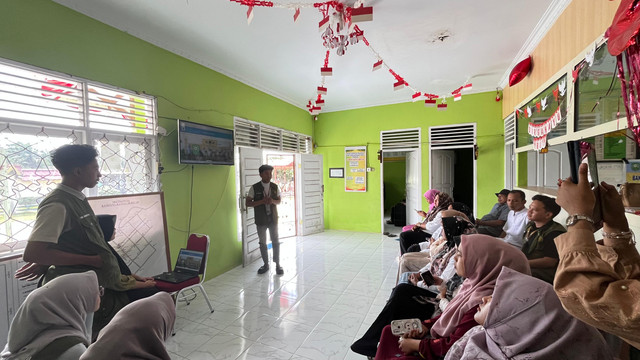 KKN Mas 120 Sosialisasikan Implementasi Pelayanan Digital Desa Rantau Bertuah