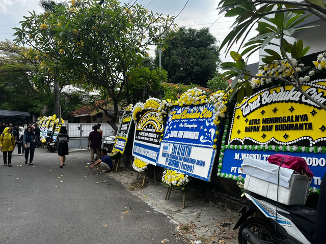 Suasana karangan bunga berjejer di Rumah Duka Arif Budimanta Mantan Anggota DPR dan Ekonom di Rawamangun, Jakarta Timur, Sabtu (6/8). Foto: Rayyan Farhansyah/kumparan