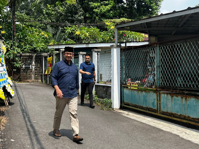 Anies Baswedan melawat ke rumah duka Arif Budimanta di Rawamangun, Jakarta Timur, Sabtu (6/9). Foto: Rayyan Farhansyah/kumparan